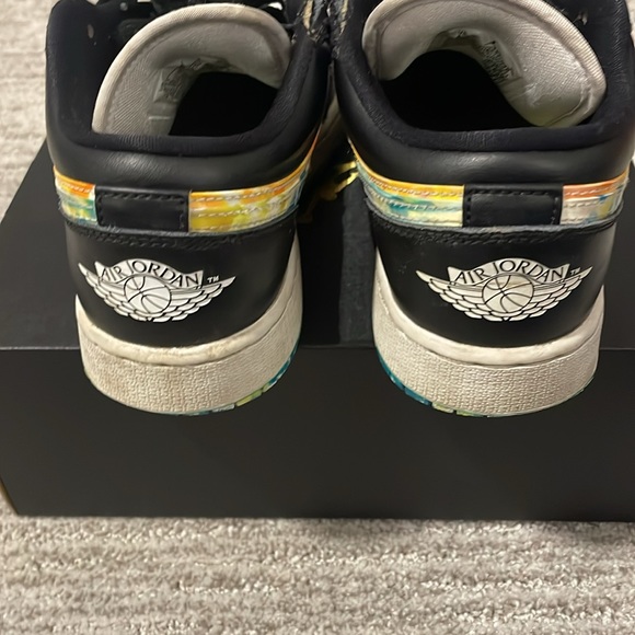 Jordan low SE 4Y.  Black white and multicolored. - Picture 5 of 8